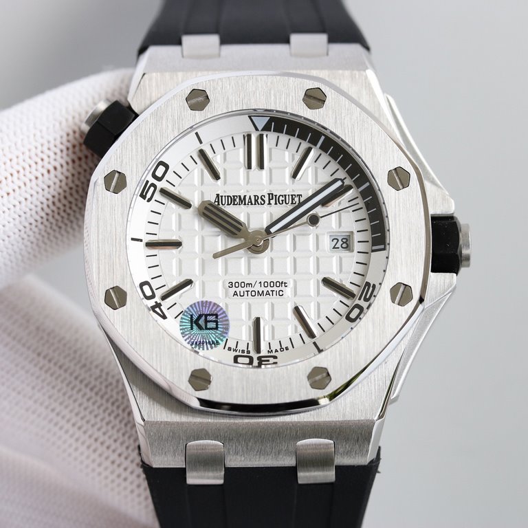 Audemars Piguet Royal Oak Offshore 15703 series, the end of the A.P unique octagonal bezel expresses the angular lines, equipped with the original version of the same Cal.3120 movement, stable performance, dial size 42mm