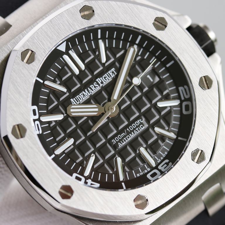 Audemars Piguet Royal Oak Offshore 15703 series, the end of the A.P unique octagonal bezel expresses the angular lines, equipped with the original version of the same Cal.3120 movement, stable performance, dial size 42mm