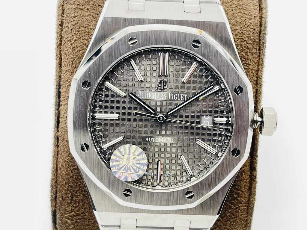 JF Factory Recommends A.P. Royal Oak! Audemars Piguet A.P Royal Oak!1 Powered by a bespoke Audemars Piguet in-house Cal.3120 automatic movement!2 Double-sided sapphire glass (men's 15400 series)3 Diameter 41mmJF products