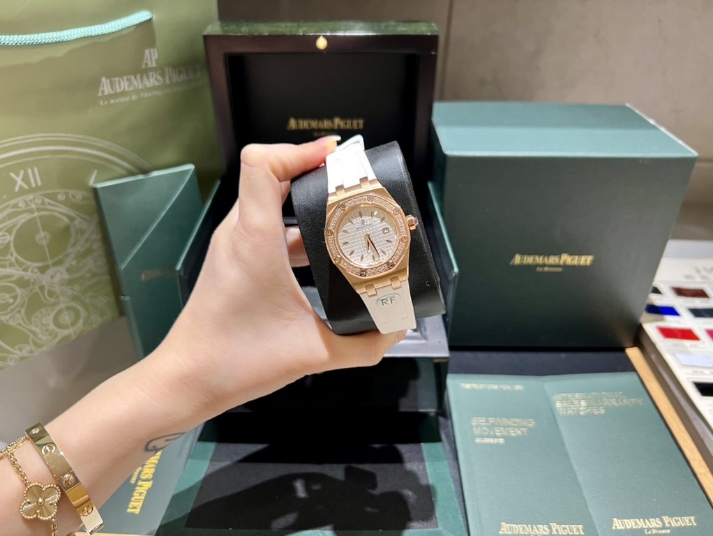 (Black and white tape model) All the goddesses on the net look over [seduction] [seduction]. Exclusive in stock, this Audemars Piguet women's watch is the most cost-effective...Audemars Piguet Royal Oak series model 6760