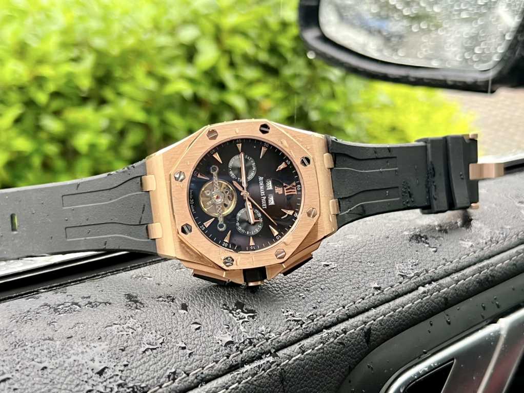 The same Audemars Piguet - Audemars Piguet   Royal Oak Offshore Collection Anti-glare treatment mineral glass Size 42mm  14mm , waterproof tape with AP lettering original pin buckle Fully automatic mechanical movement , 