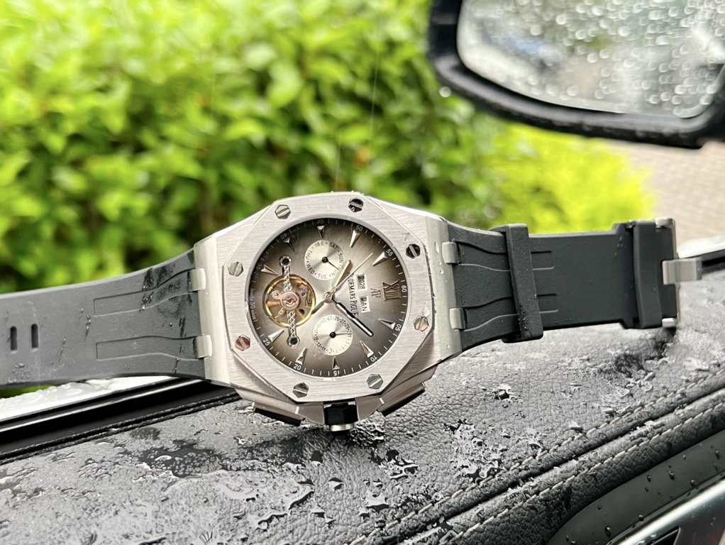 The same Audemars Piguet - Audemars Piguet   Royal Oak Offshore Collection Anti-glare treatment mineral glass Size 42mm  14mm , waterproof tape with AP lettering original pin buckle Fully automatic mechanical movement , 