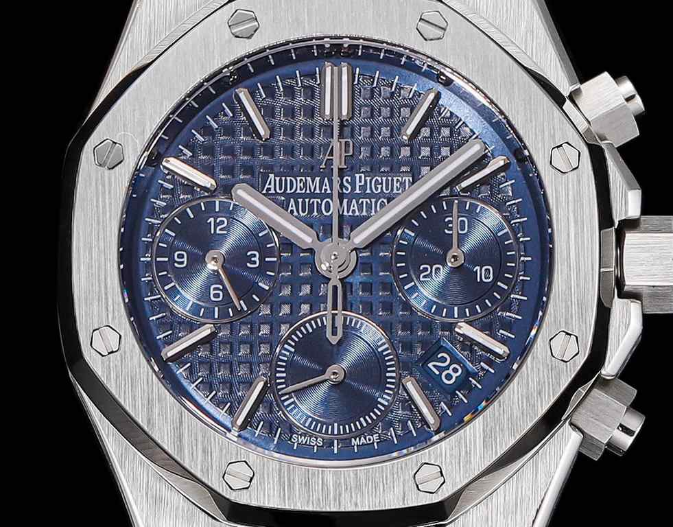 Popular Audemars Piguet Royal Oak 26715BC.ZZ.1356BC.01. 38mm Size 11The current version of the highest mechanical movement   genuine is mechanical! Mechanical! Don't waste your money on a quartz!AP Royal Oak series of ch