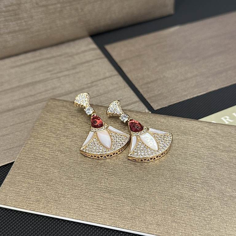 sold crazy grab goods    Bulgari Magnificent Inspirations sexy stereo SOLEIL noble white shells and dazzling red diamond skirt earrings earrings shipment   stars with the same paragraph, beautiful and beautiful extreme  