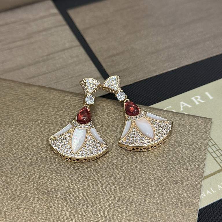 sold crazy grab goods    Bulgari Magnificent Inspirations sexy stereo SOLEIL noble white shells and dazzling red diamond skirt earrings earrings shipment   stars with the same paragraph, beautiful and beautiful extreme  