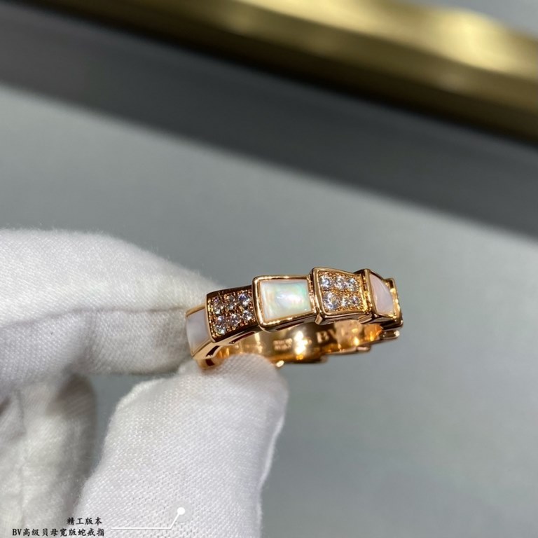 V gold plated imitation gold Size 5678.BVLGARI Bulgari Wide Premium Mother-of-pearl Snake Ring   The delicate and enchanting lines of the design are adorned with brilliant diamonds   so that dominance can also be feminin