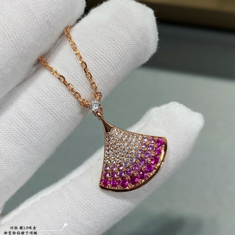 V gold plated imitation gold (pair size) Bvlgari gradient pink diamond fan skirt necklace, embedded with a central brilliant red zircon and brilliant cut, and round diamonds  , decorated with pave diamonds  , full of fem