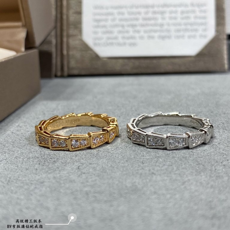 V gold material (yardage 5678) Bvlgari senior narrow version full of diamond snake ring   has always been this style is very difficult to do, the market ordinary version of the details of the part of the throw are not in