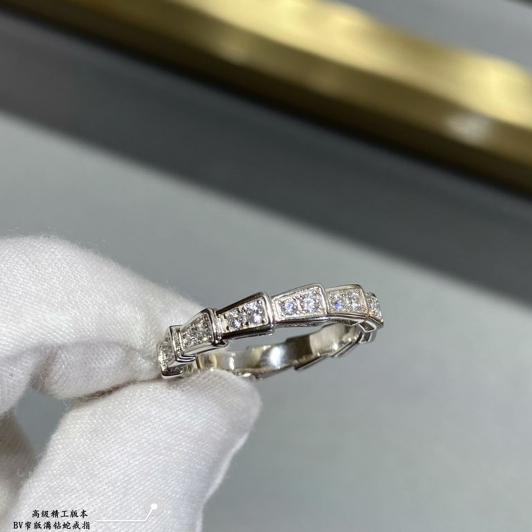 V gold material (yardage 5678) Bvlgari senior narrow version full of diamond snake ring   has always been this style is very difficult to do, the market ordinary version of the details of the part of the throw are not in