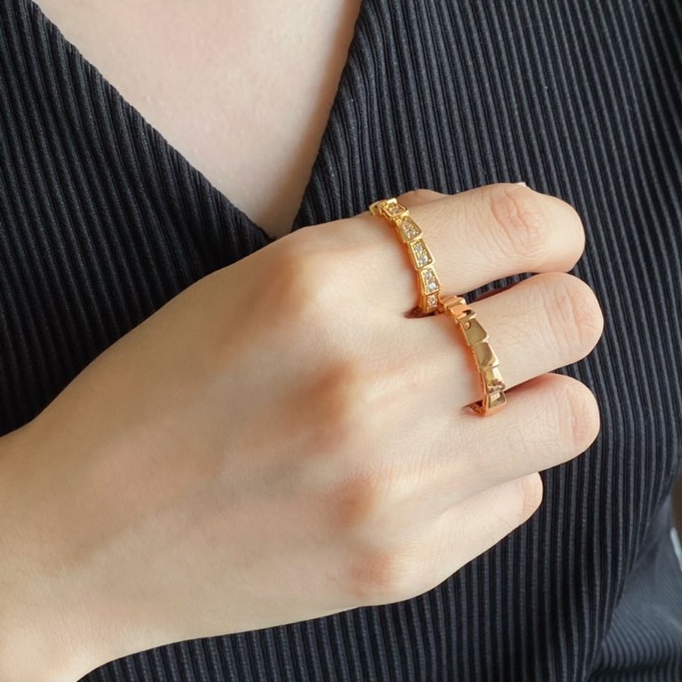 V gold material (yardage 5678) Bvlgari senior narrow version full of diamond snake ring   has always been this style is very difficult to do, the market ordinary version of the details of the part of the throw are not in