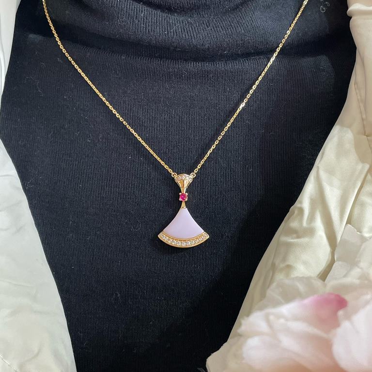 V gold material Tanabata limited edition (pink diamonds) Bvlgari high-grade pink eggstone fan-shaped skirt necklace original engraved beautiful   diva series   one to one customized fire small skirt fan   luxury beautifu