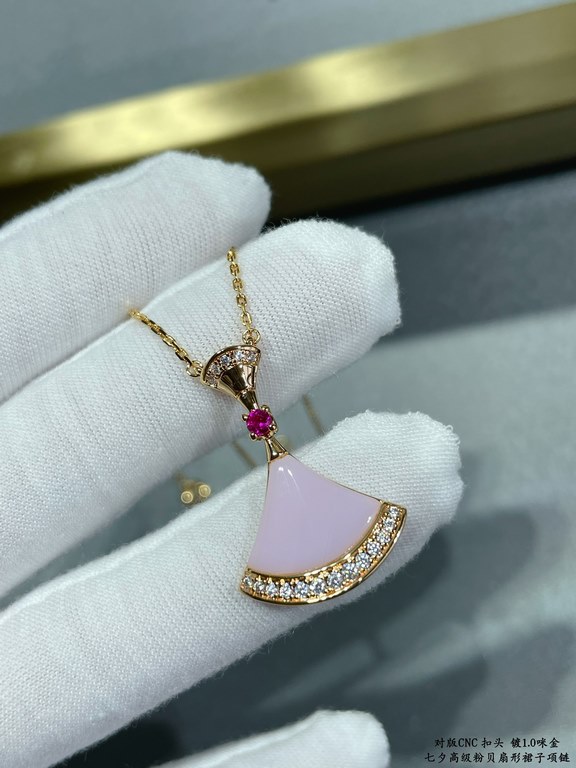 V gold material Tanabata limited edition (pink diamonds) Bvlgari high-grade pink eggstone fan-shaped skirt necklace original engraved beautiful   diva series   one to one customized fire small skirt fan   luxury beautifu