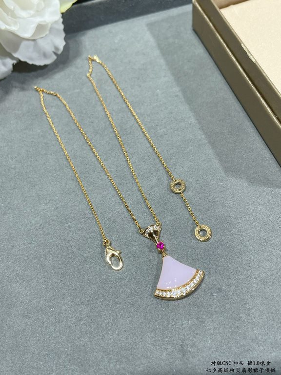 V gold material Tanabata limited edition (pink diamonds) Bvlgari high-grade pink eggstone fan-shaped skirt necklace original engraved beautiful   diva series   one to one customized fire small skirt fan   luxury beautifu