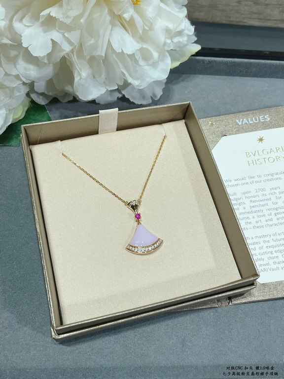 V gold material Tanabata limited edition (pink diamonds) Bvlgari high-grade pink eggstone fan-shaped skirt necklace original engraved beautiful   diva series   one to one customized fire small skirt fan   luxury beautifu