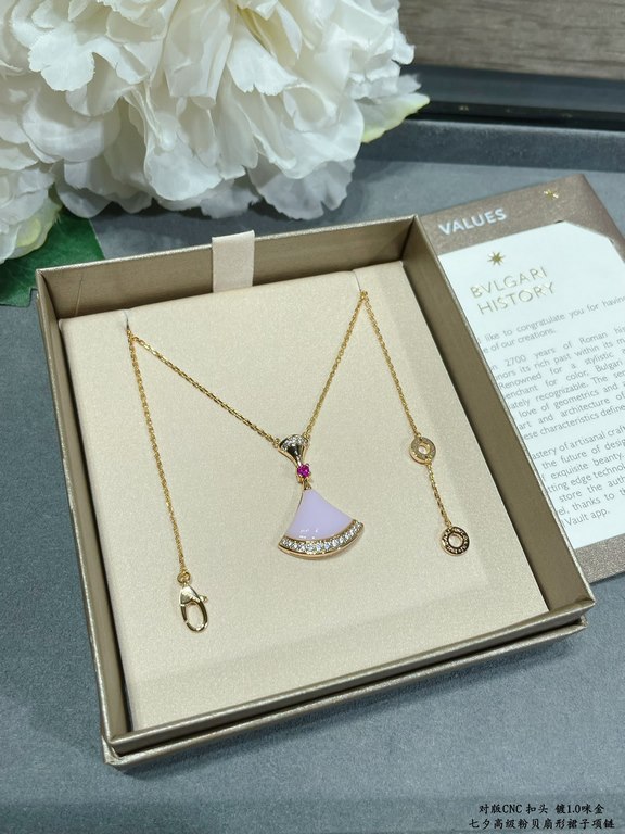 V gold material Tanabata limited edition (pink diamonds) Bvlgari high-grade pink eggstone fan-shaped skirt necklace original engraved beautiful   diva series   one to one customized fire small skirt fan   luxury beautifu