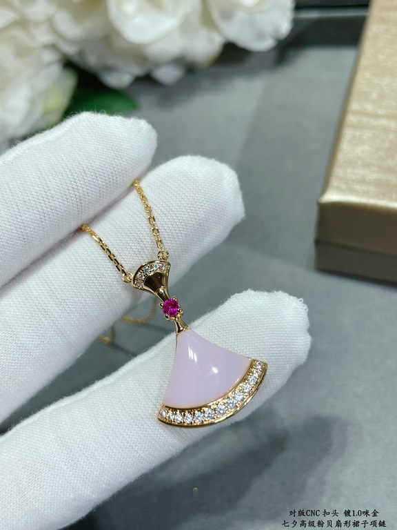 V gold material Tanabata limited edition (pink diamonds) Bvlgari high-grade pink eggstone fan-shaped skirt necklace original engraved beautiful   diva series   one to one customized fire small skirt fan   luxury beautifu