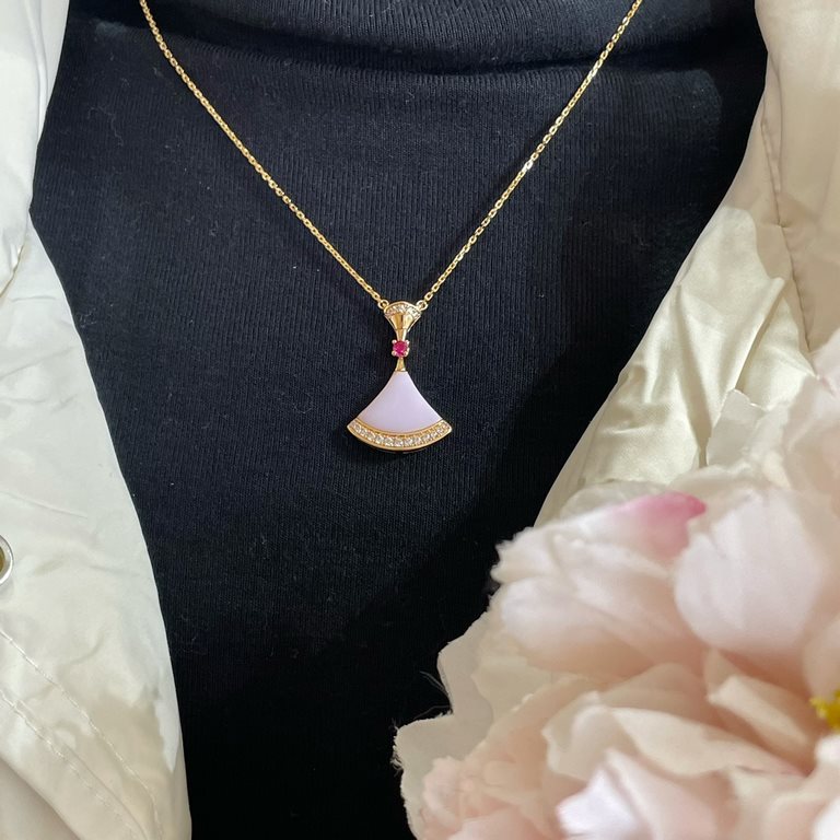 V gold material Tanabata limited edition (pink diamonds) Bvlgari high-grade pink eggstone fan-shaped skirt necklace original engraved beautiful   diva series   one to one customized fire small skirt fan   luxury beautifu