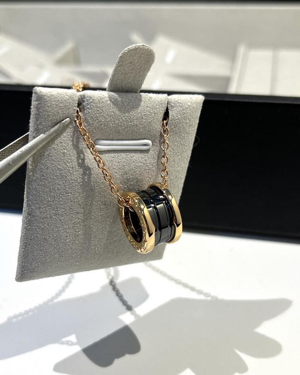 Bv B.zero1 Collection Classic Black Ceramic NecklaceMade of v-gold with thick gold plating, fine craftsmanship and perfect finishing details! Classic Bv Black Ceramic Necklace with Rose Gold ColorCNC fine engraving machi