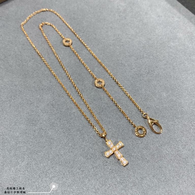 V gold material thick version of the thick chain body crafted version of the Bulgari full diamond cross necklace    all kinds of tide tide people Netroots fashion hundred match Goddess    big brands with the same   uniqu