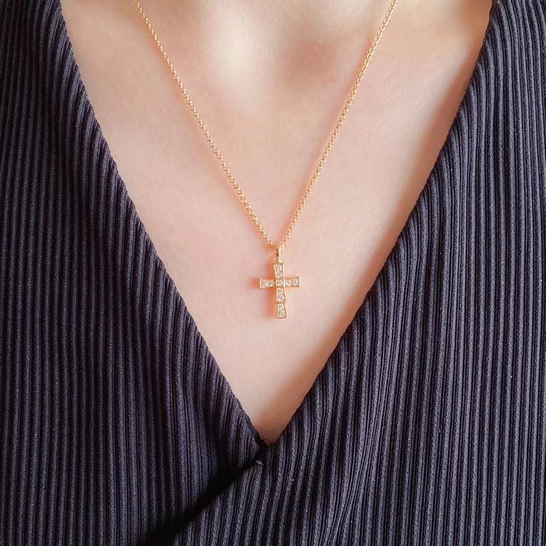 V gold material thick version of the thick chain body crafted version of the Bulgari full diamond cross necklace    all kinds of tide tide people Netroots fashion hundred match Goddess    big brands with the same   uniqu