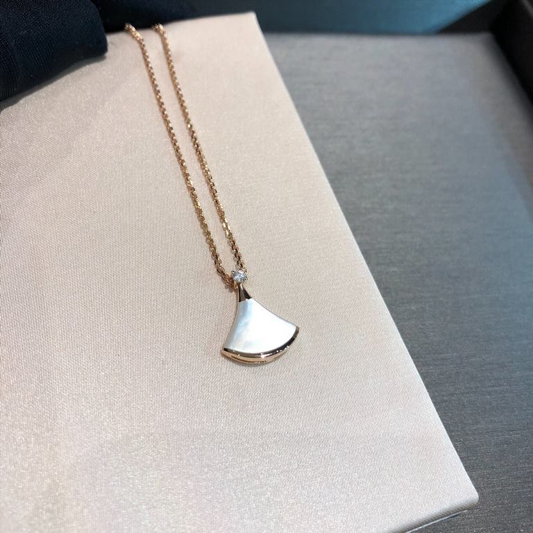 BV DIVA necklace, not many in stock, original  customized, body V gold material with white mother of pearl, absolutely the best quality for your circle of friends! Mother of pearl is beautiful to the extreme   every angl