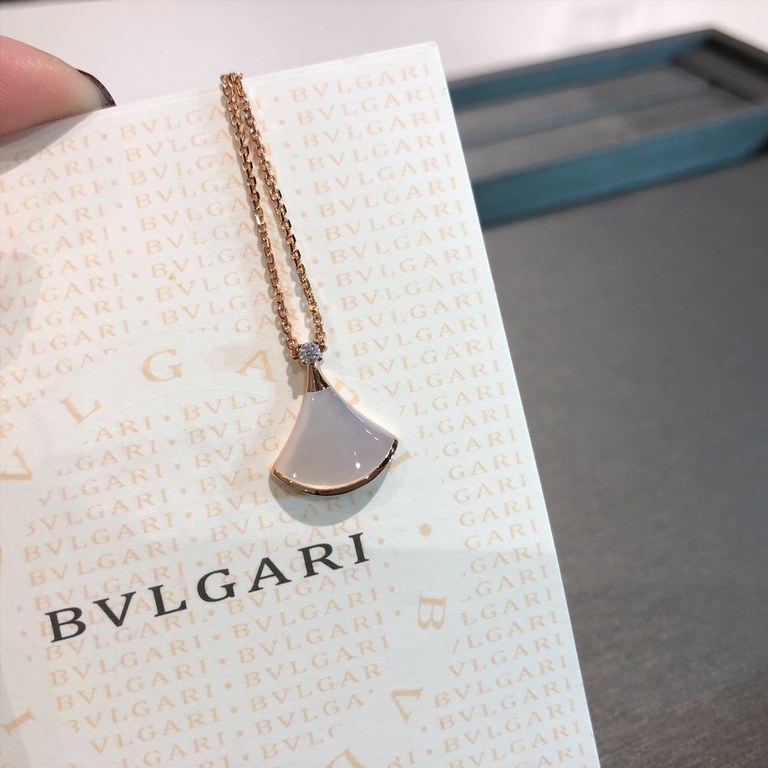 BV DIVA necklace, not many in stock, original  customized, body V gold material with white mother of pearl, absolutely the best quality for your circle of friends! Mother of pearl is beautiful to the extreme   every angl