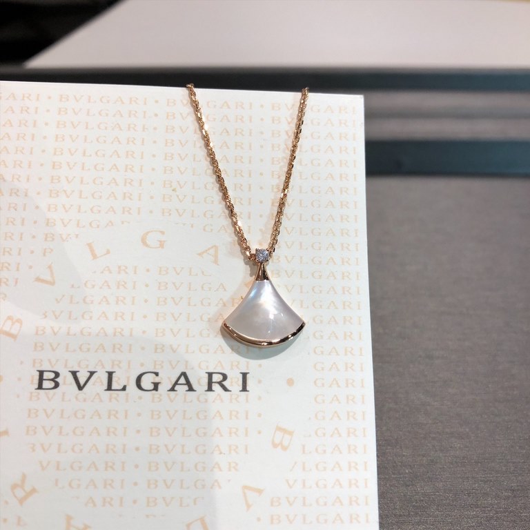 BV DIVA necklace, not many in stock, original  customized, body V gold material with white mother of pearl, absolutely the best quality for your circle of friends! Mother of pearl is beautiful to the extreme   every angl