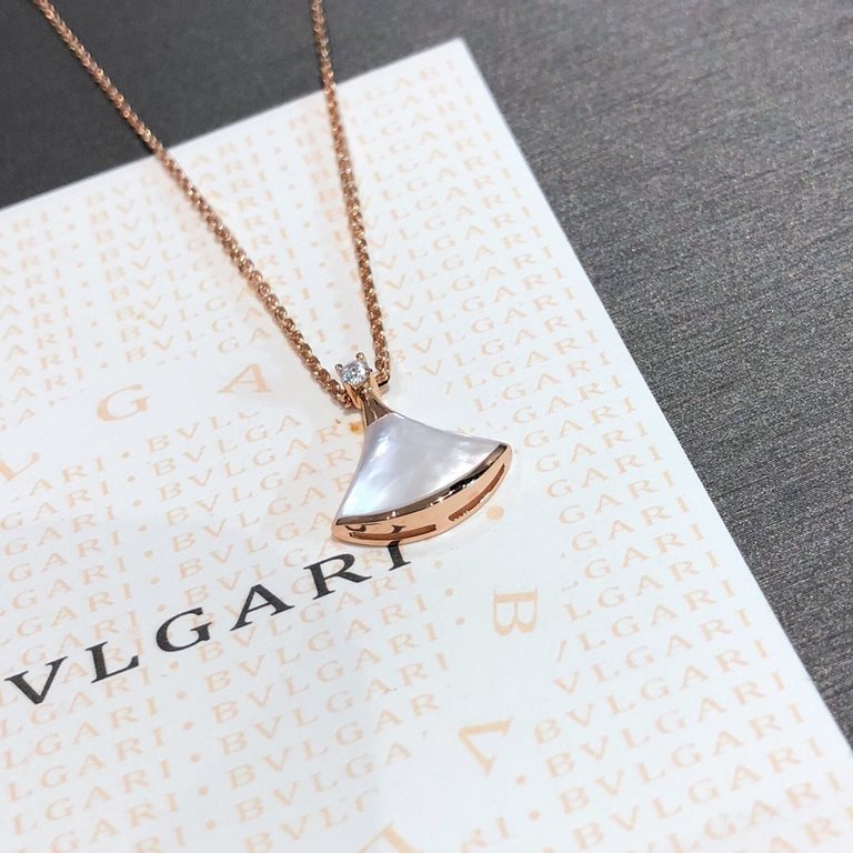 BV DIVA necklace, not many in stock, original  customized, body V gold material with white mother of pearl, absolutely the best quality for your circle of friends! Mother of pearl is beautiful to the extreme   every angl