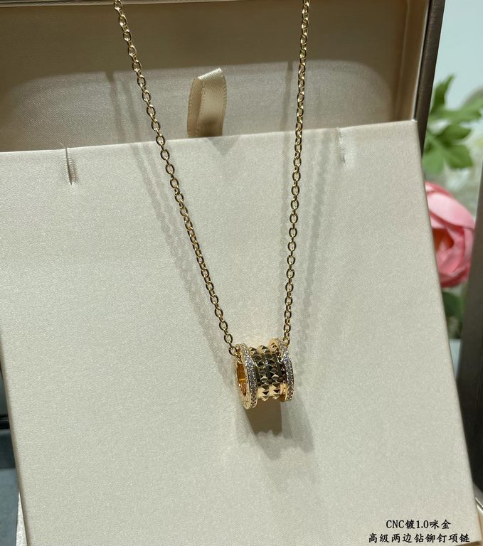 V gold CNC open Bvlgari Premium Two Side Rivet Spring Necklace, spiral part embellished with studs A necklace that is not easy to clash with the counter synchronization update with the same   BVLGARI counter counter with