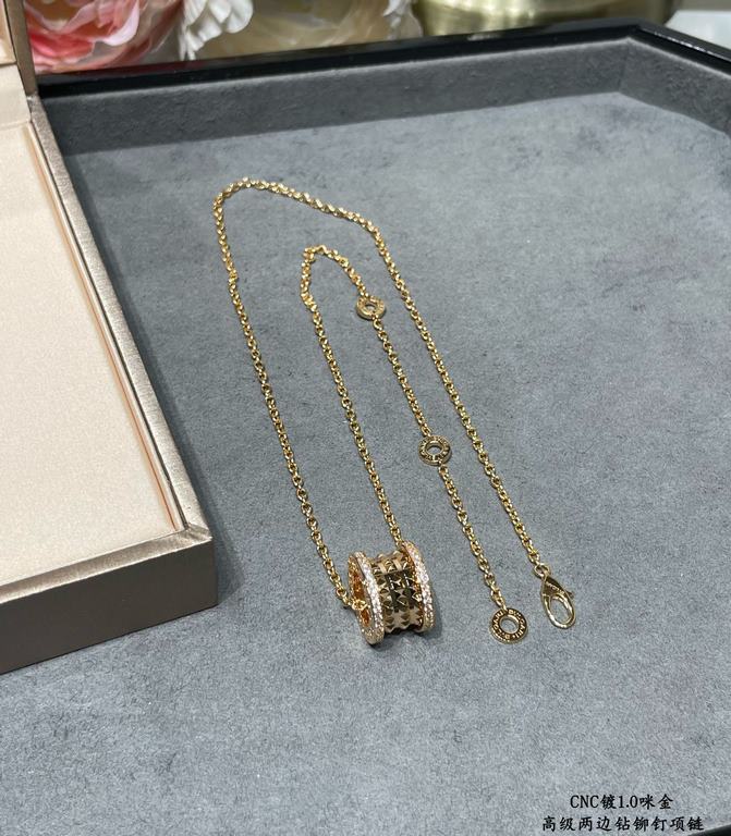 V gold CNC open Bvlgari Premium Two Side Rivet Spring Necklace, spiral part embellished with studs A necklace that is not easy to clash with the counter synchronization update with the same   BVLGARI counter counter with