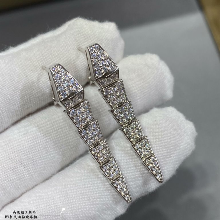 Sub-golden material .BVLGARI CLASSICAL WORKS Bvlgari Premium Full Diamond Organ Snake Ear Clap   Each joint can be movable Premium closure. The delicate, alluring lines of the design are adorned with brilliant diamonds  