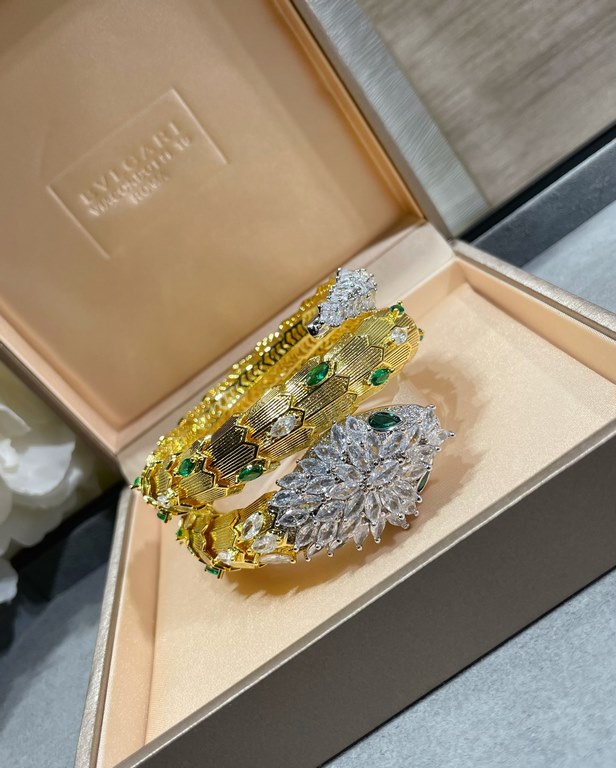 (Actual Price) Bvlgari Triple Princess Snake Bracelet made of gold, fashionable high-grade boutique Bvlgari Snake Bracelet, luxury snake upgraded  BVLGARI explosive   imported technology  high carbon diamonds, the inner 