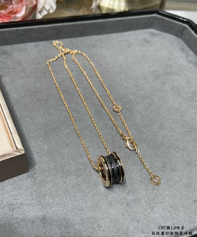 V gold material CNC genuine open version, carved and plated with micronized gold, Bvlgari senior frosted models of black ceramic necklace High version of the shipment      perfect replica of the genuine product     to th