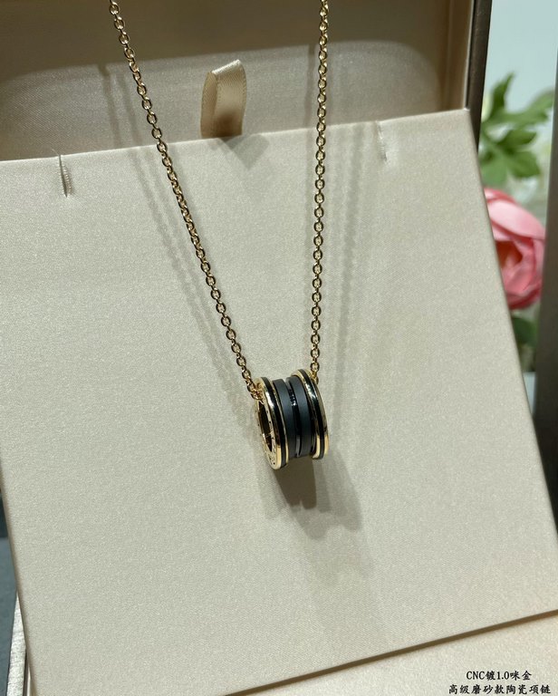 V gold material CNC genuine open version, carved and plated with micronized gold, Bvlgari senior frosted models of black ceramic necklace High version of the shipment      perfect replica of the genuine product     to th