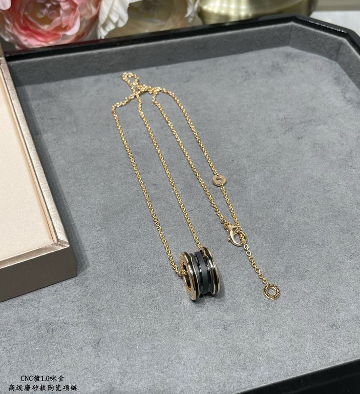 V gold material CNC genuine open version, carved and plated with micronized gold, Bvlgari senior frosted models of black ceramic necklace High version of the shipment      perfect replica of the genuine product     to th