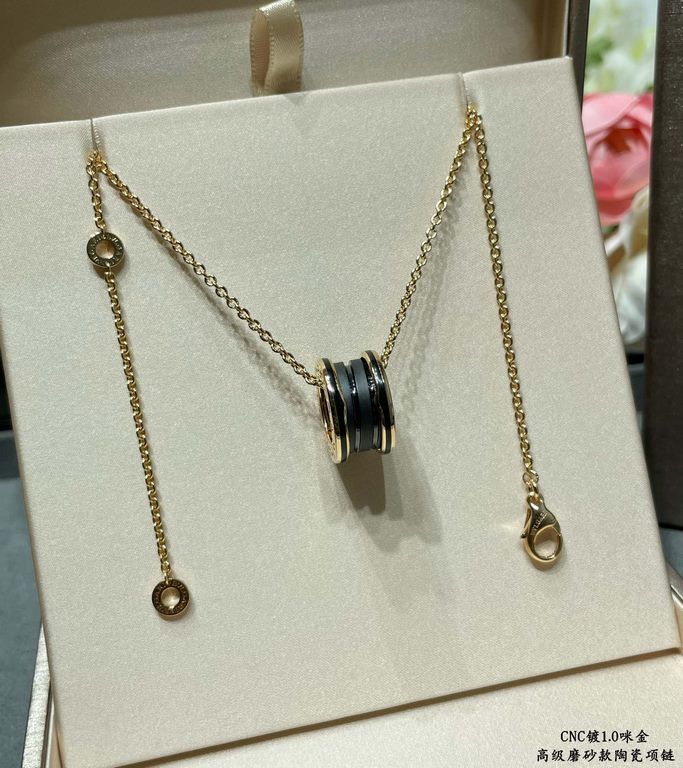 V gold material CNC genuine open version, carved and plated with micronized gold, Bvlgari senior frosted models of black ceramic necklace High version of the shipment      perfect replica of the genuine product     to th