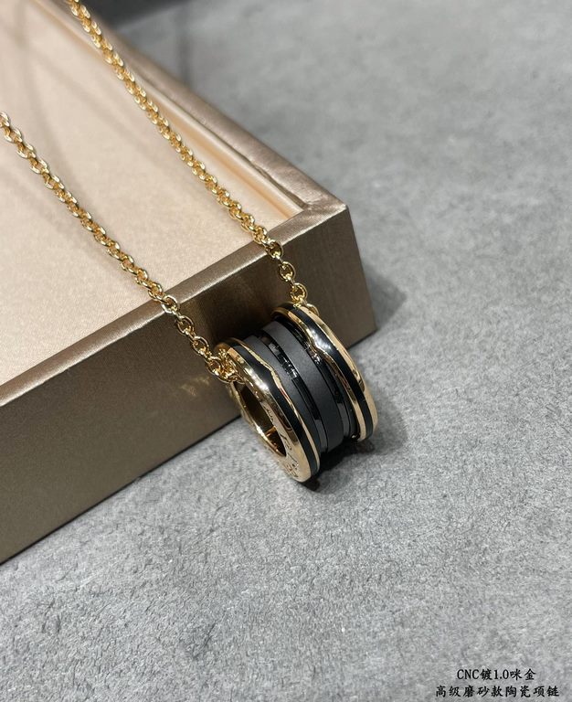 V gold material CNC genuine open version, carved and plated with micronized gold, Bvlgari senior frosted models of black ceramic necklace High version of the shipment      perfect replica of the genuine product     to th