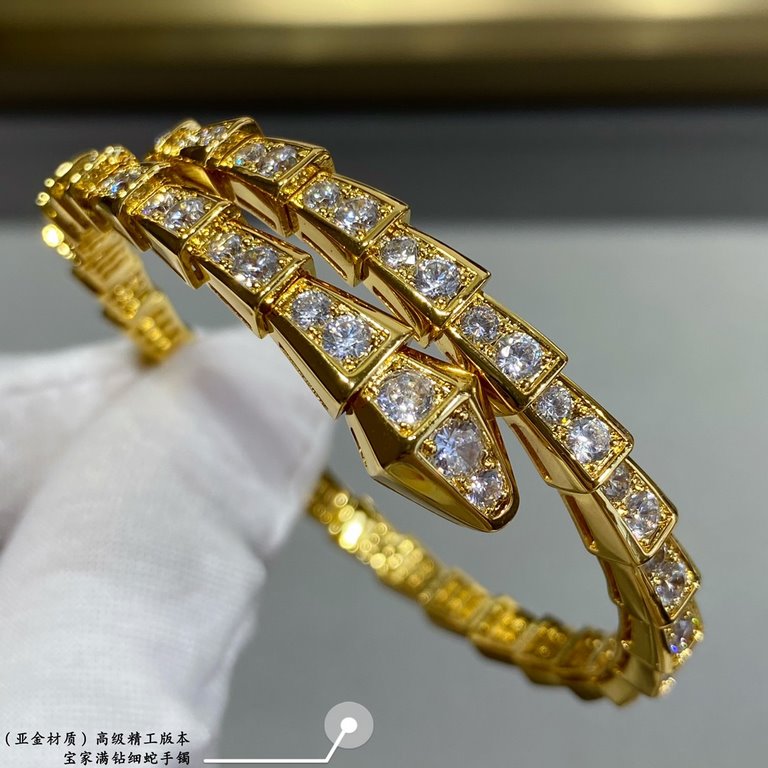 Bvlgari advanced full of diamonds fine snake bracelet This is to wear steel, section by section to wear in and then hit the laser point, each accessory is fine grinding, time-consuming and expensive, good goods please ch