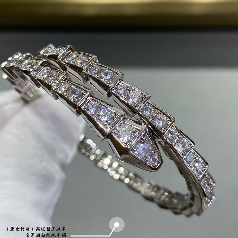 Bvlgari advanced full of diamonds fine snake bracelet This is to wear steel, section by section to wear in and then hit the laser point, each accessory is fine grinding, time-consuming and expensive, good goods please ch