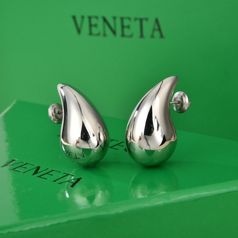 BOTTEGA VENENTA's new BV earrings have a distinctive and personalized design that will change the way you think about traditional earrings and make them pop with glamour.