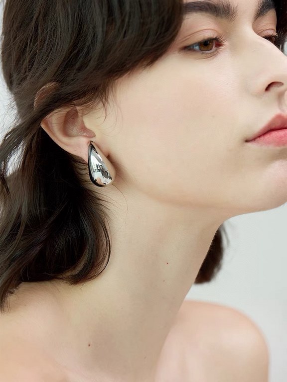 BOTTEGA VENENTA's new BV earrings have a distinctive and personalized design that will change the way you think about traditional earrings and make them pop with glamour.