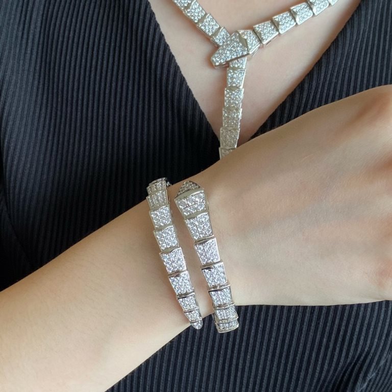 (actual price) in matt gold . PREMIUM FINISHED EDITION BVLGARI Bvlgari Wide Full Diamond Snake Bracelet   The delicate and alluring lines of the design are adorned with brilliant diamonds   so that dominance can also be 