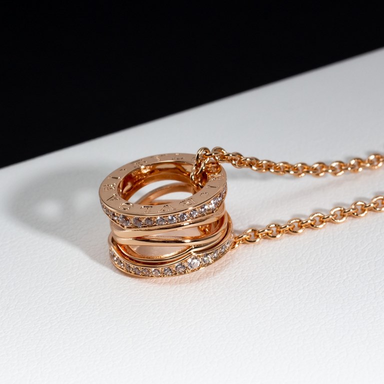 Taking inspiration from the famous amphitheater, the Colosseum, the B.ZERO1 ROCK collection is a groundbreaking expression of BVLGARI's unique and uninhibited creative vision. The iconic spiral shape is reinterpreted wit