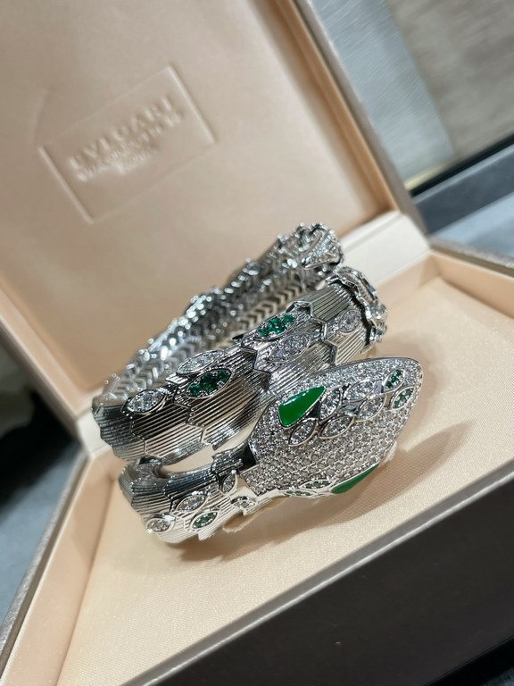 (Actual Price) Bvlgari Green Eyes Snake Bracelet in Sub-Gold Fashion High-end Bvlgari Snake Bracelet Luxury Snake Upgrade  BVLGARI Hot   Imported technology  High-carbon diamonds, the inner circle is perfect Skeletal,  M