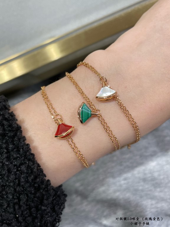 V Gold Bulgari Premium Mother-of-pearl Scalloped Skirt Bracelet, High-end Customized Fire Counter Imported Scalloped Skirt  Original Logo So Cute  Versatile