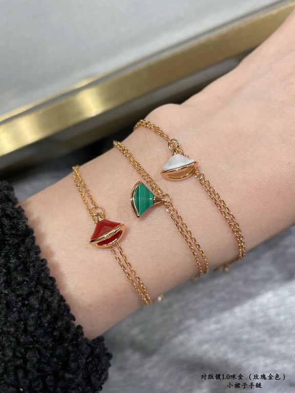 V Gold Bulgari Premium Mother-of-pearl Scalloped Skirt Bracelet, High-end Customized Fire Counter Imported Scalloped Skirt  Original Logo So Cute  Versatile