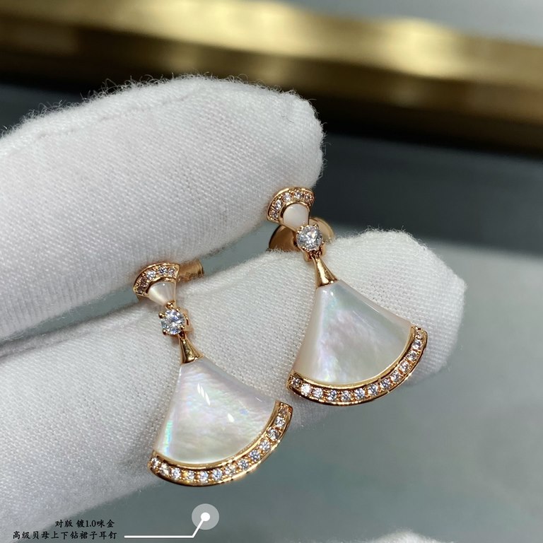 V gold material   Bvlgari premium mother-of-pearl top and bottom diamond fan-shaped skirt earrings ~ luxury Top imported diamonds   earrings Favorite hottest    lifelike, finely crafted cuts  Yong Yong's design, luxury a