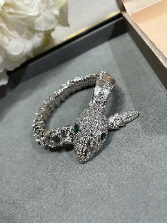 (Actual Price) Bvlgari Crossed Snake Bracelet made of gold, fashionable high-grade boutique Bvlgari Snake Bracelet Luxury Snake upgraded version  BVLGARI Fire   imported technology  high carbon diamonds, the inner circle