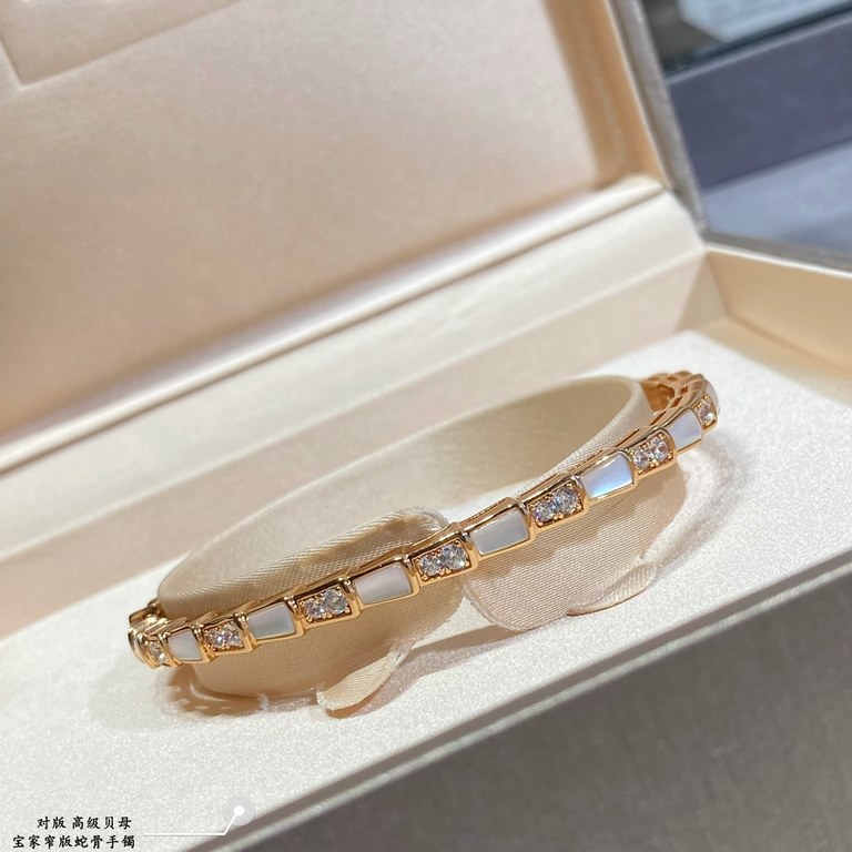 V gold plated imitation gold BVLGARI Bvlgari Premium Mother-of-pearl Narrow Snake Bone Bracelet with delicate and enchanting line design, decorated with bright diamonds   so that dominance can also be feminine! Thickened