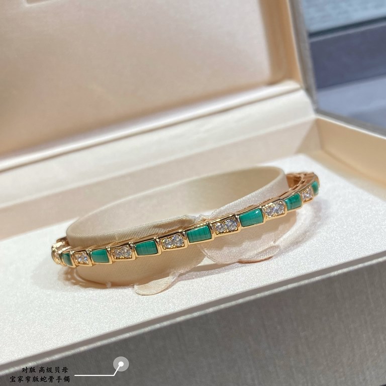 V gold plated imitation gold BVLGARI Bvlgari Premium Mother-of-pearl Narrow Snake Bone Bracelet with delicate and enchanting line design, decorated with bright diamonds   so that dominance can also be feminine! Thickened